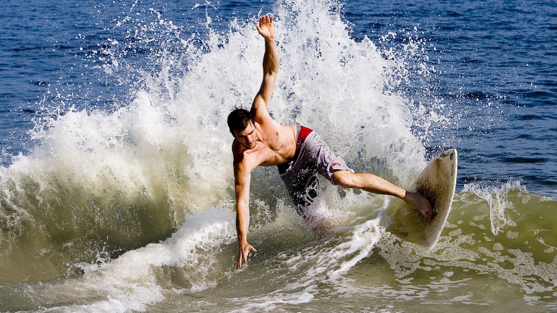 英超激烈开战，精彩反击和神级扑救轮番上演，英超 激烈